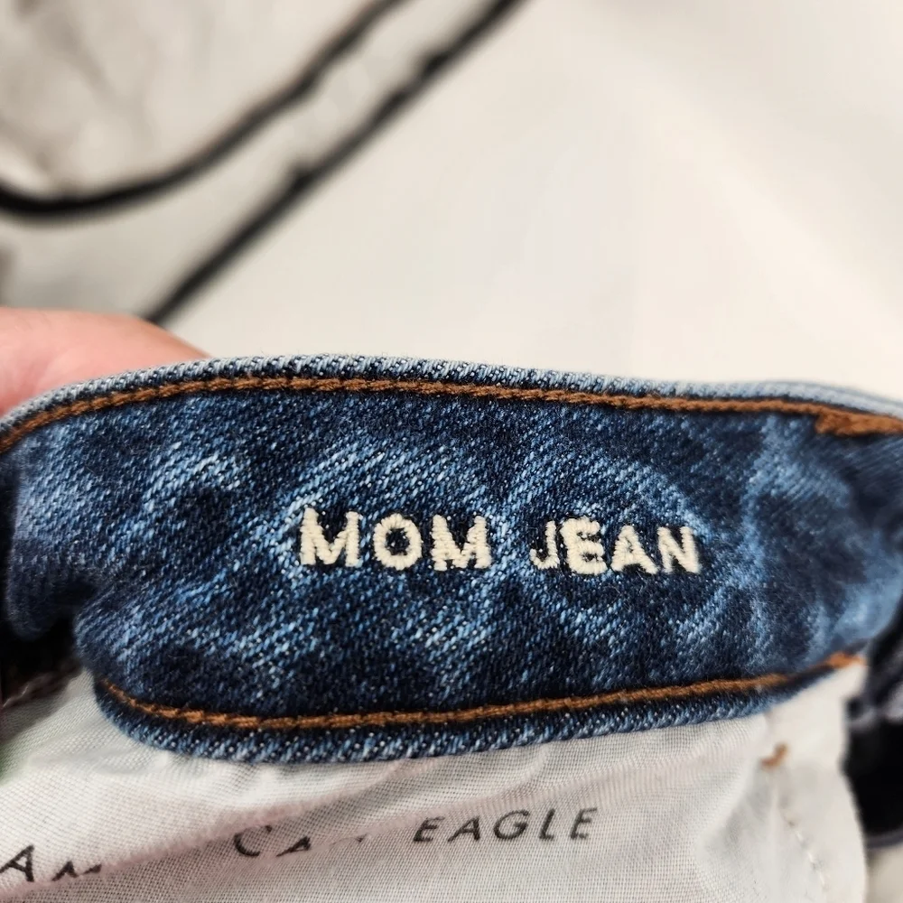 American Eagle Stretch Mom Jean Womens Size 8 Distressed Fray Hem Dark Wash